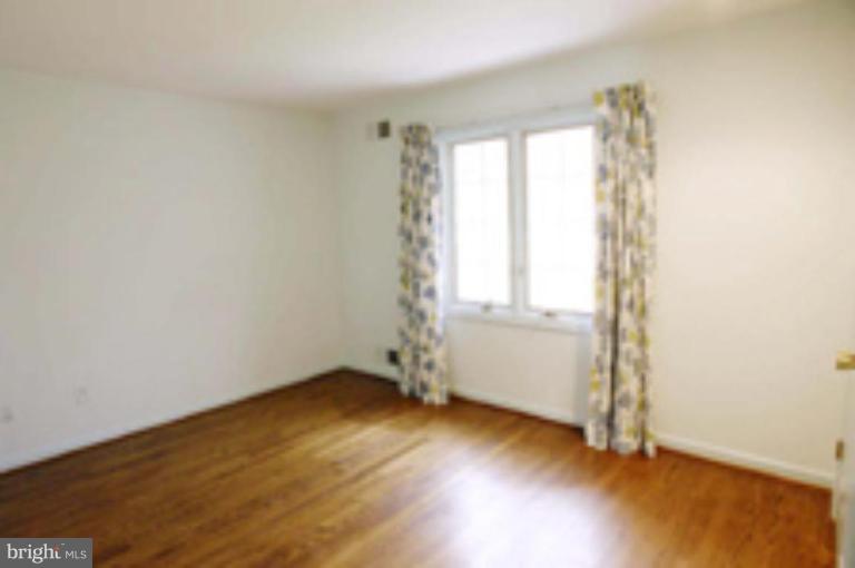 21815 Woodfield Road Gaithersburg, MD 20882 - Photo 18 of 29 4th bedroom has hardwood floor!