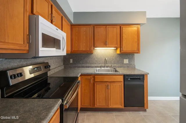 $475,000 | 36-38 Brenda Court, Guilderland, NY 12203