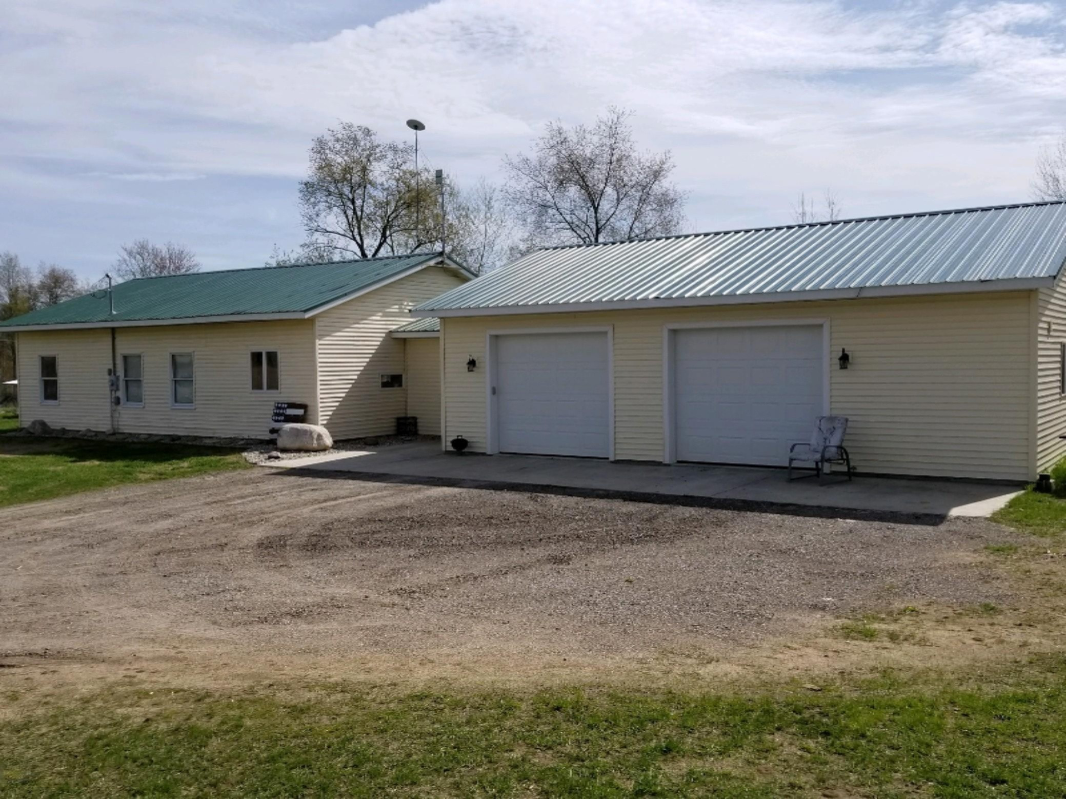 4524 North Backus Road Lakeview, MI 48850 - Photo 2 of 13 Roadside Driveway Front