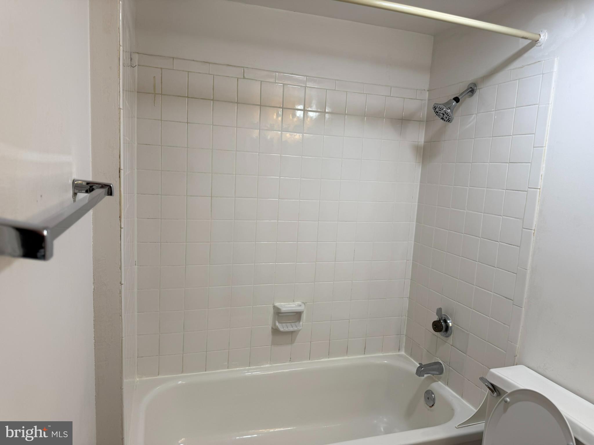 5911 Edsall Road, Unit 601 Alexandria, VA 22304 - Photo 13 of 14 a bathroom with a bathtub