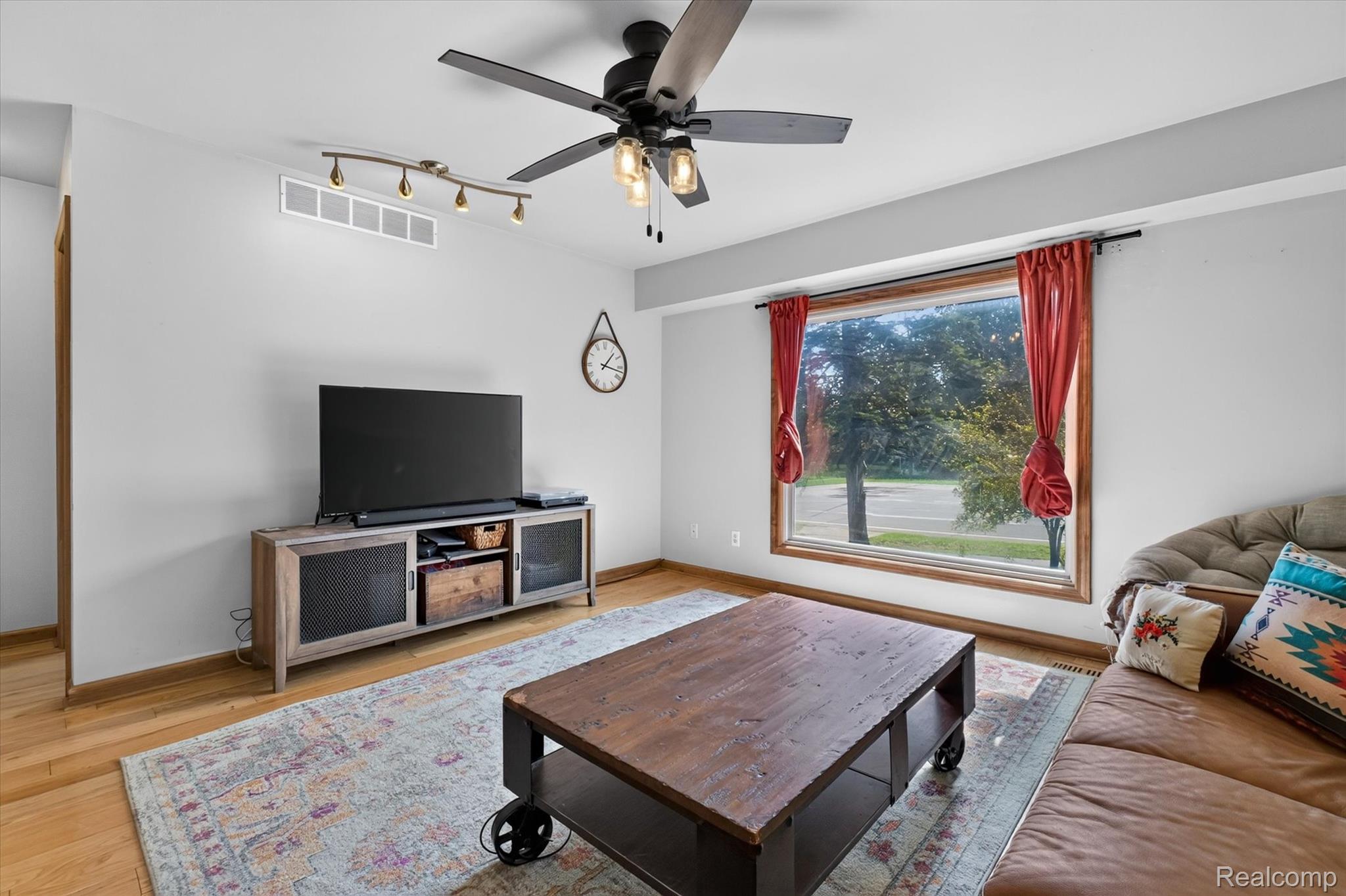 1570 South Boulevard West Rochester, MI 48309 - Photo 18 of 45 18-1570-W-South-Blvd-WindowStill-Real-Estate-Photography-43.jpg