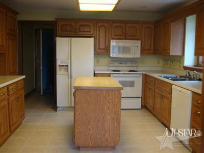 403 Hunters Ridge Auburn, IN 46706 - Photo 3 of 18 Gallery Image 3