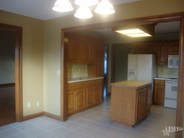 403 Hunters Ridge Auburn, IN 46706 - Photo 6 of 18 Gallery Image 6