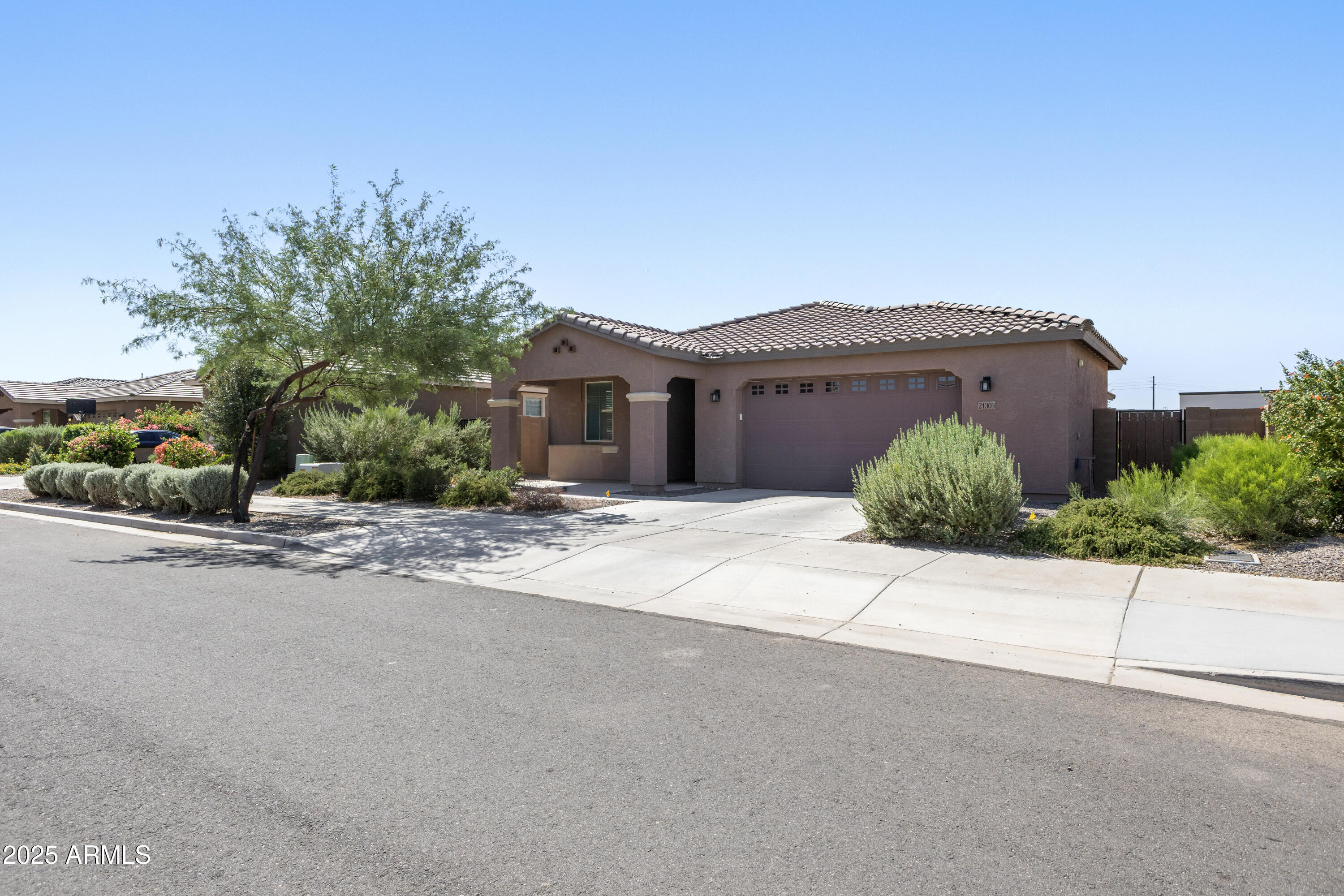 21303 East Estrella Road Queen Creek, AZ 85142 - Photo 4 of 32 a house with a outdoor space