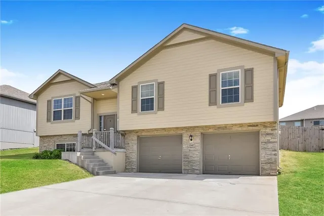 $2,470 | 1309 Northwest High View Drive, Grain Valley, MO 64029