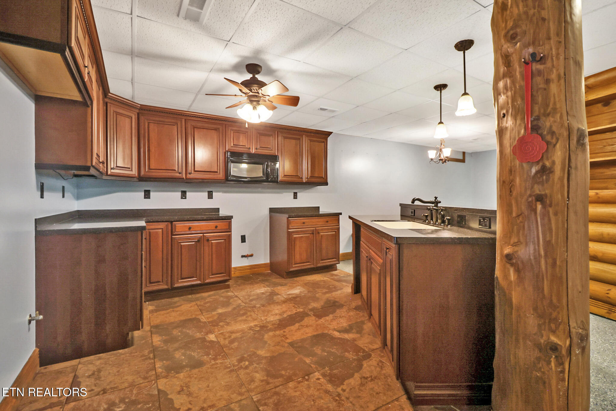 129 Eagle Ridge Road Rockwood, TN 37854 - Photo 31 of 59 Full Kitchen
