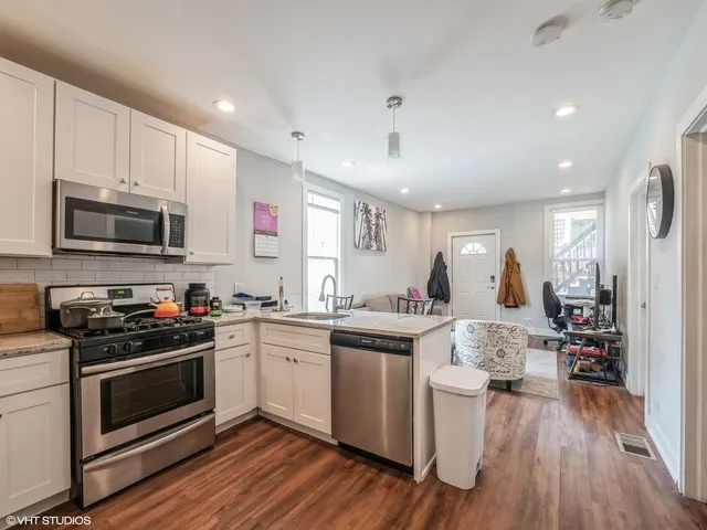 $3,150 | 1305 West Barry Avenue, Unit 1R, Chicago, IL 60657