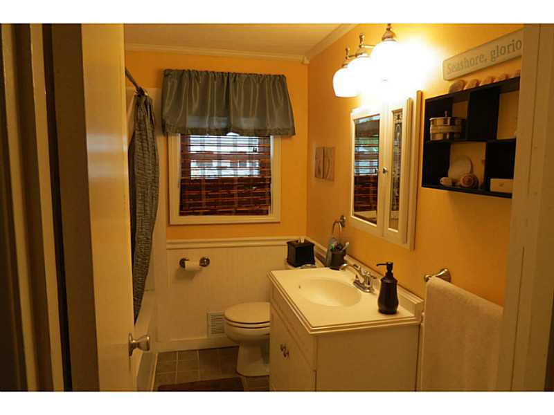 27 Hobbs Road Warwick, RI 02889 - Photo 13 of 17 Bathroom.