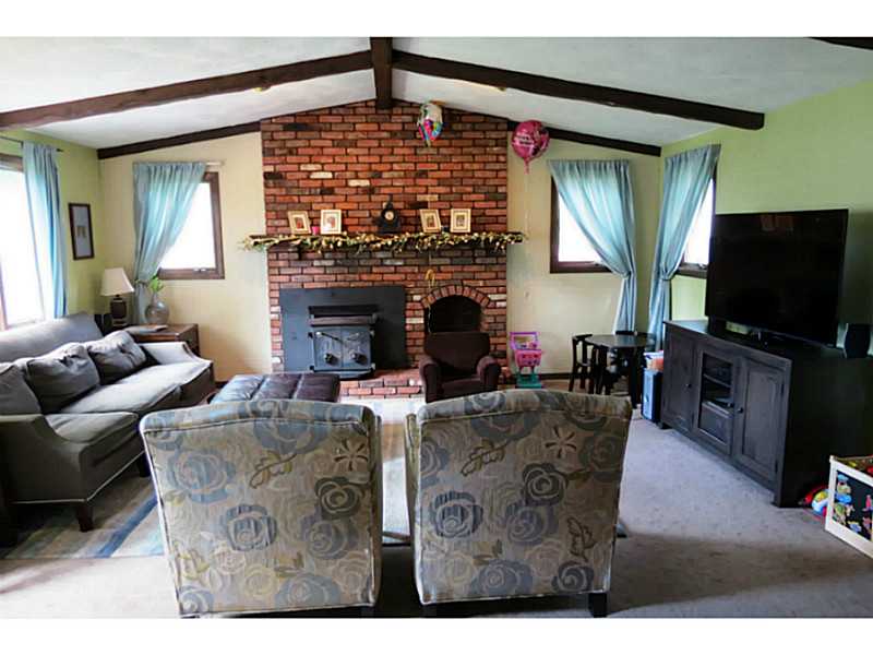 27 Hobbs Road Warwick, RI 02889 - Photo 5 of 17 Living Room.