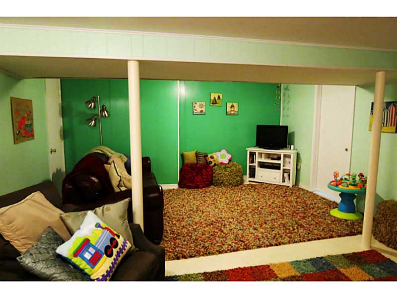 27 Hobbs Road Warwick, RI 02889 - Photo 9 of 17 Den/Family/Great Room.