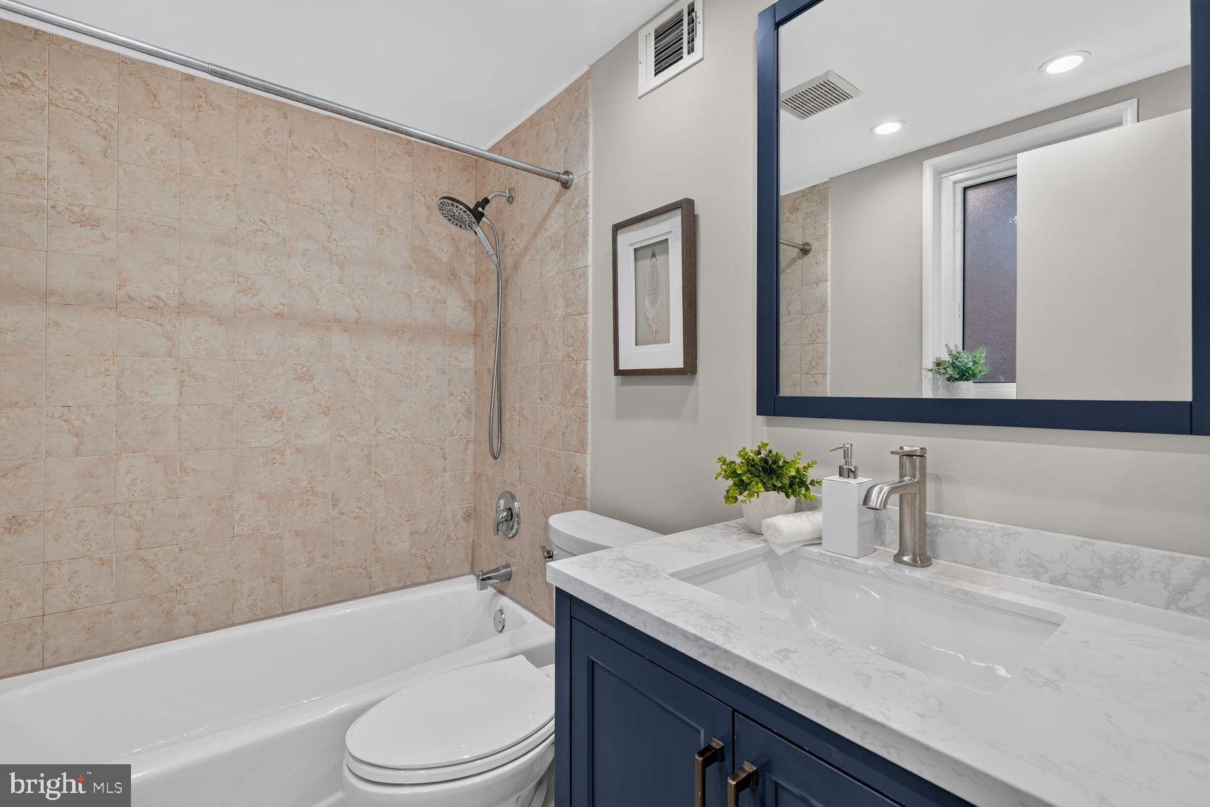 1810 Kalorama Road Northwest, Unit B1 Washington, DC 20009 - Photo 10 of 16 Primary ensuite bath