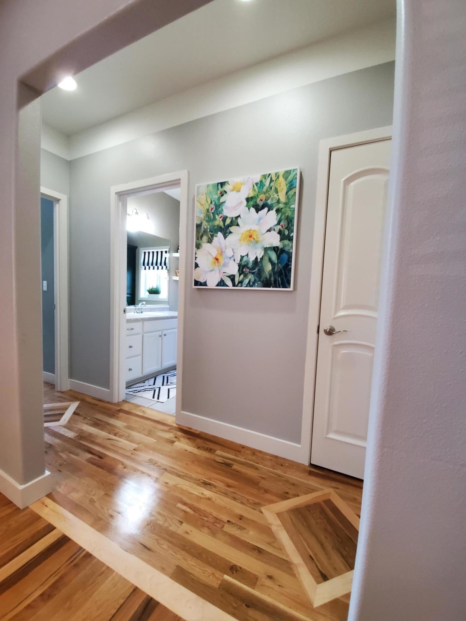 863 South Haskell Street Central Point, OR 97502 - Photo 10 of 38 Hallway