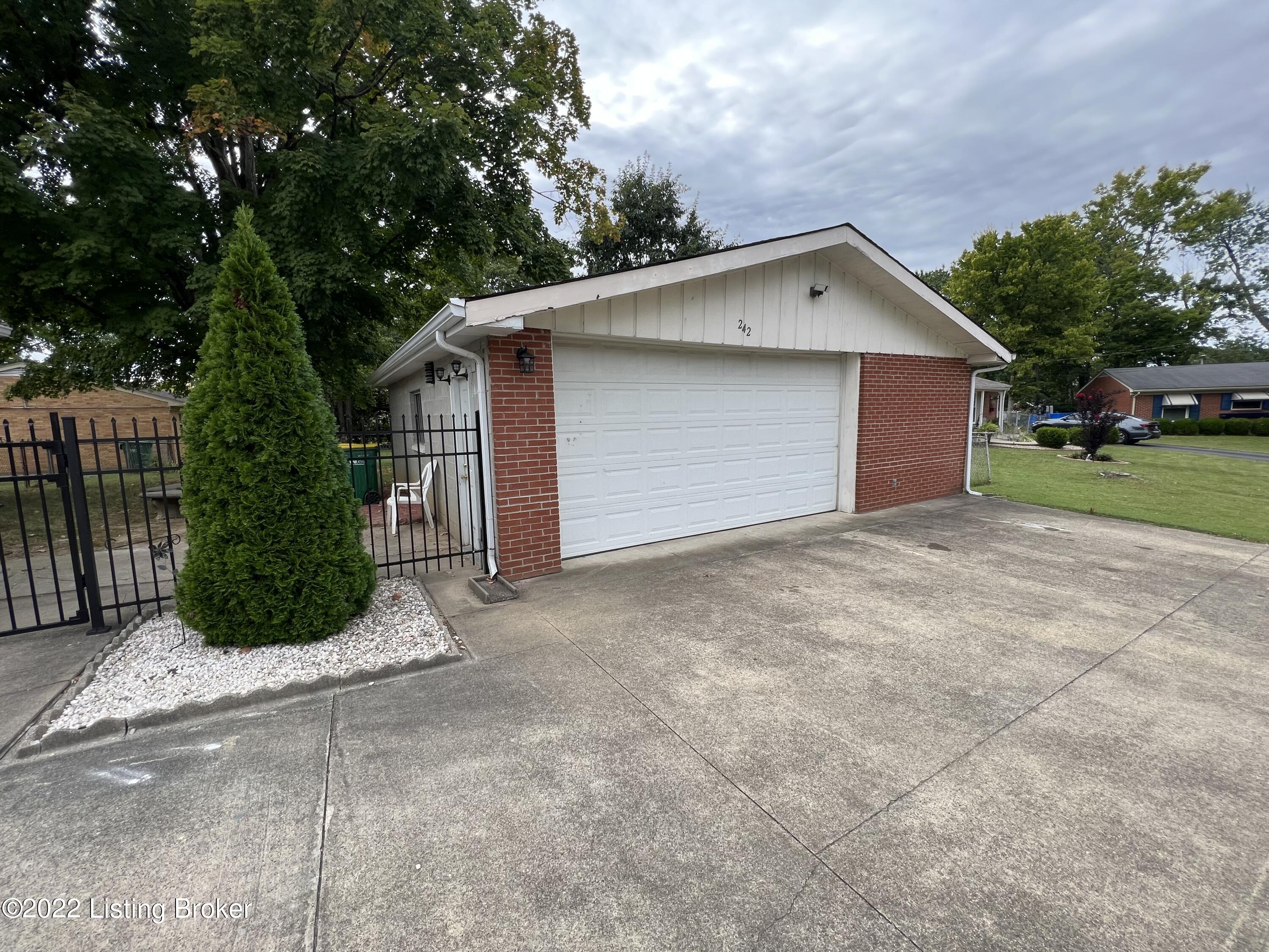 242 Dale Road Louisville, KY 40229 - Photo 5 of 45 IMG_1928