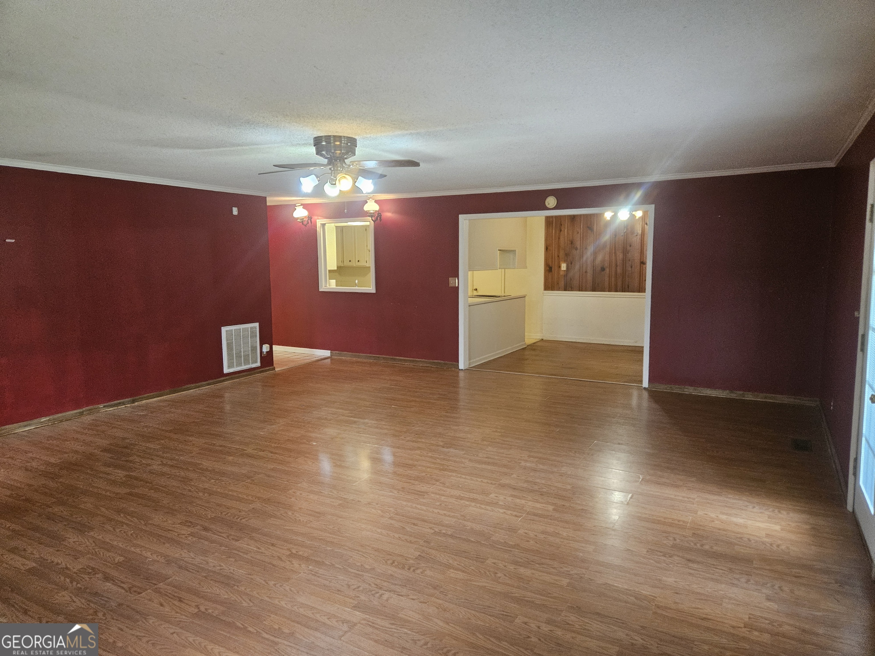 846 Harvey Street Millen, GA 30442 - Photo 12 of 34 a view of a livingroom with a kitchen