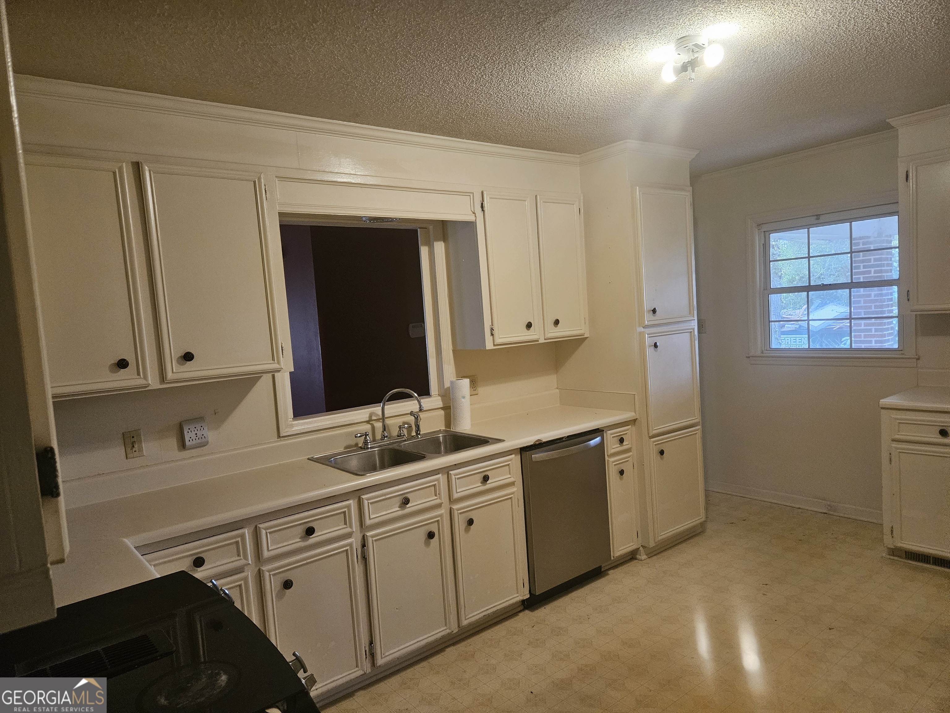846 Harvey Street Millen, GA 30442 - Photo 19 of 34 a bathroom with double sink and a mirror