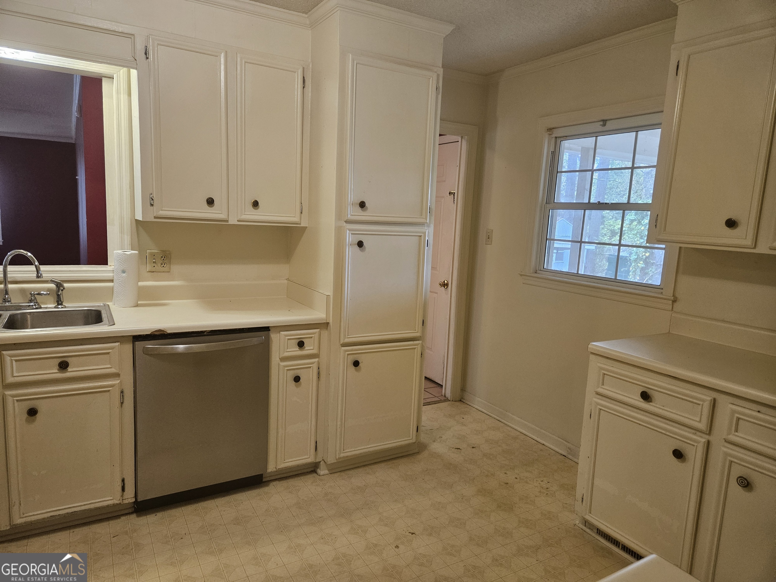 846 Harvey Street Millen, GA 30442 - Photo 5 of 34 a kitchen with cabinets appliances and a window
