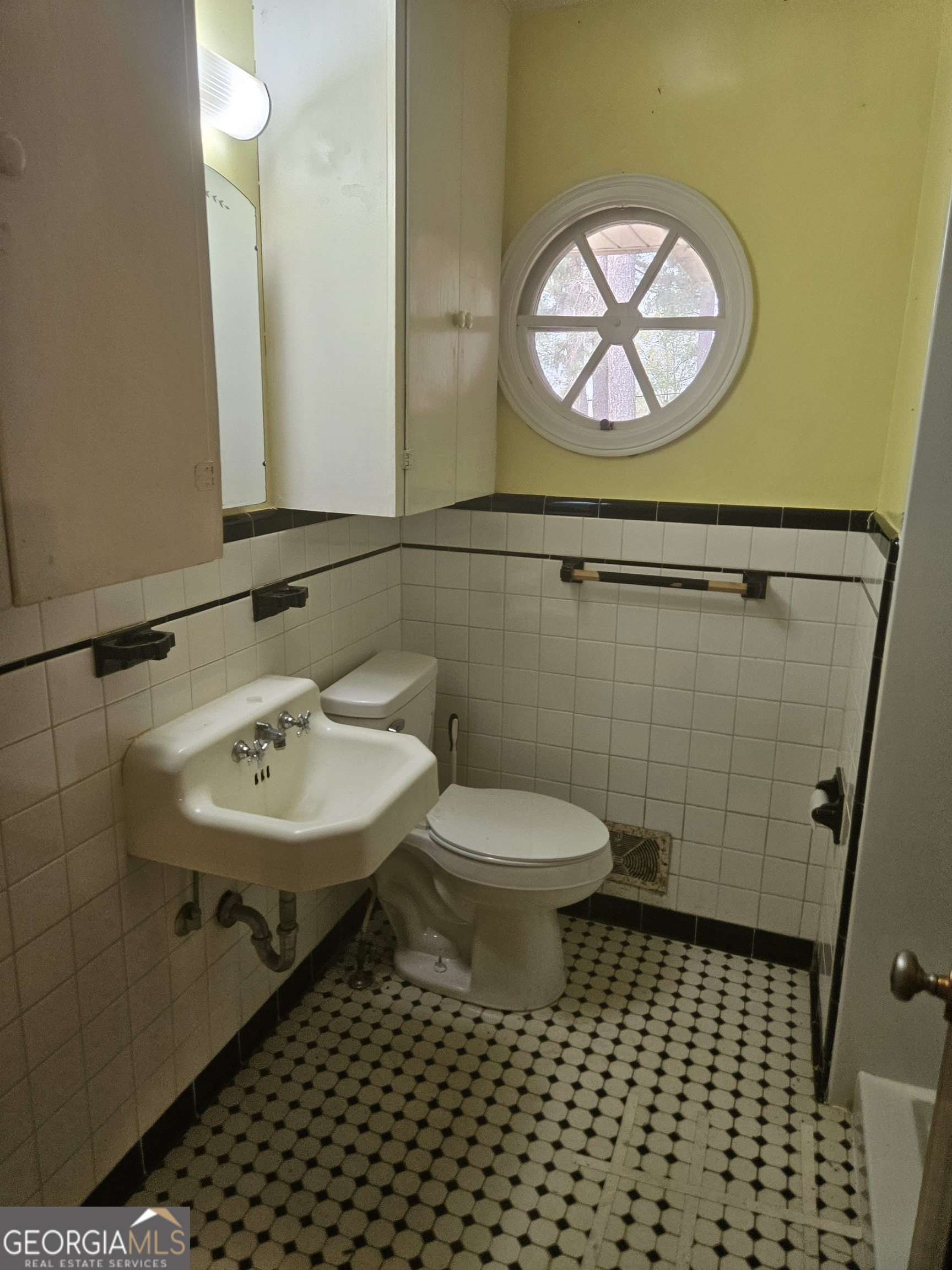 846 Harvey Street Millen, GA 30442 - Photo 10 of 34 a bathroom with a sink a toilet and a mirror