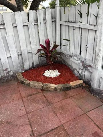 a view of a house with backyard