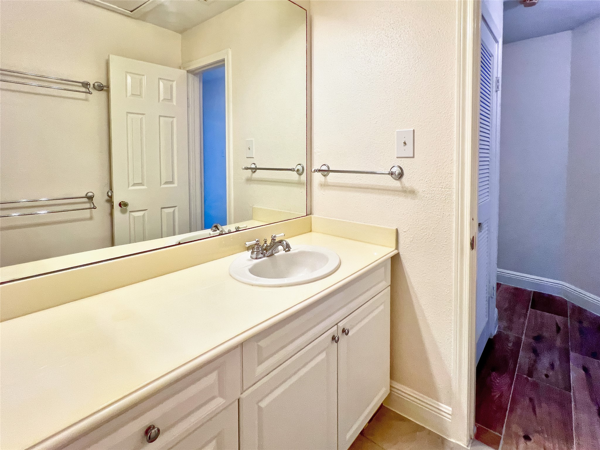 3130 Walnut Bend Lane, Unit 409 Houston, TX 77042 - Photo 18 of 30 2ND BATHROOM