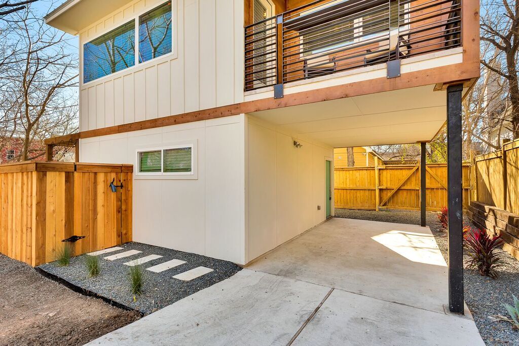 2206 East 9th Street, Unit B Austin, TX 78702 - Photo 2 of 15 a view of a house with a outdoor space