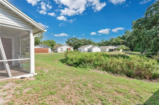 a view of a backyard