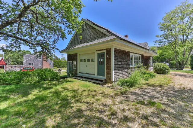 a view of a house with yard and plants