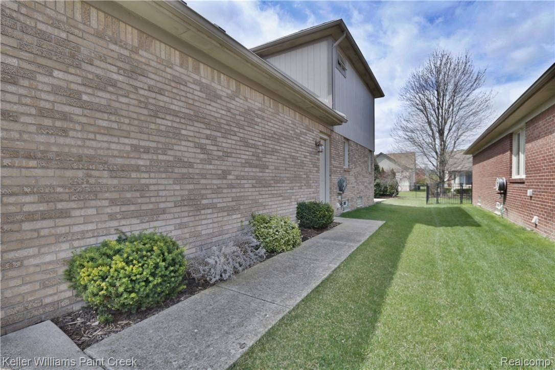 48093 Sandy Ridge Drive Macomb, MI 48044 - Photo 28 of 32 side.jpg