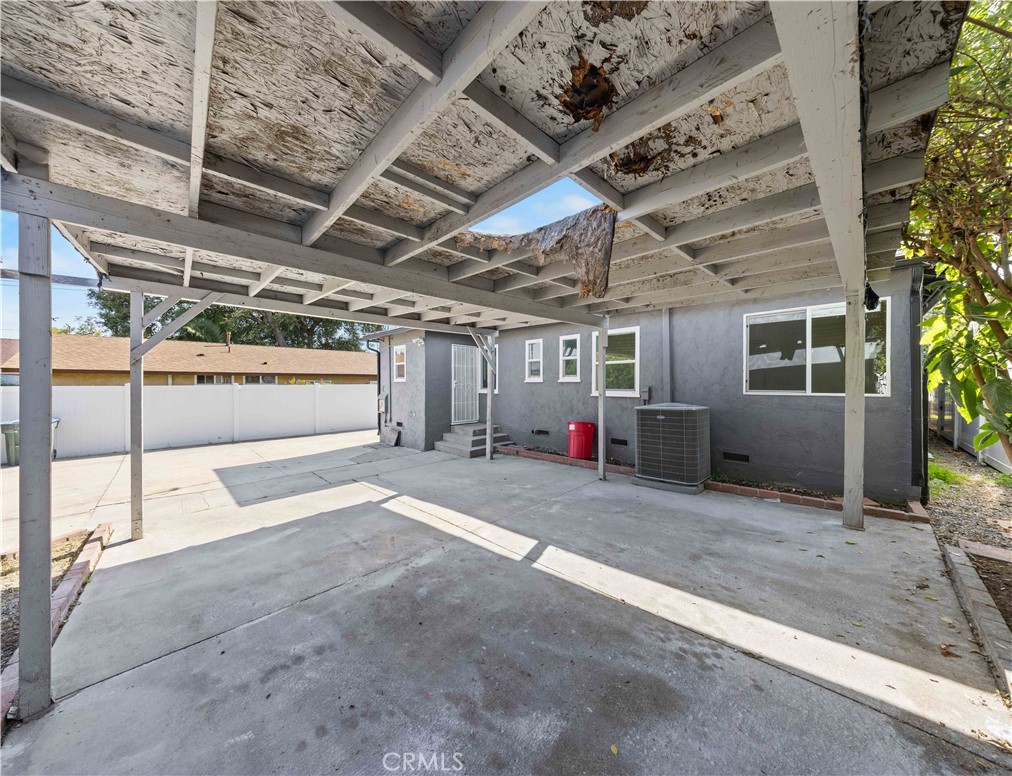 2074 Summit Avenue Pasadena, CA 91103 - Photo 19 of 23 a view of a garage