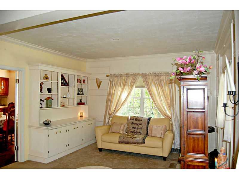 232 Navajo Road Upper St. Clair, PA 15241 - Photo 5 of 25 Living Room.