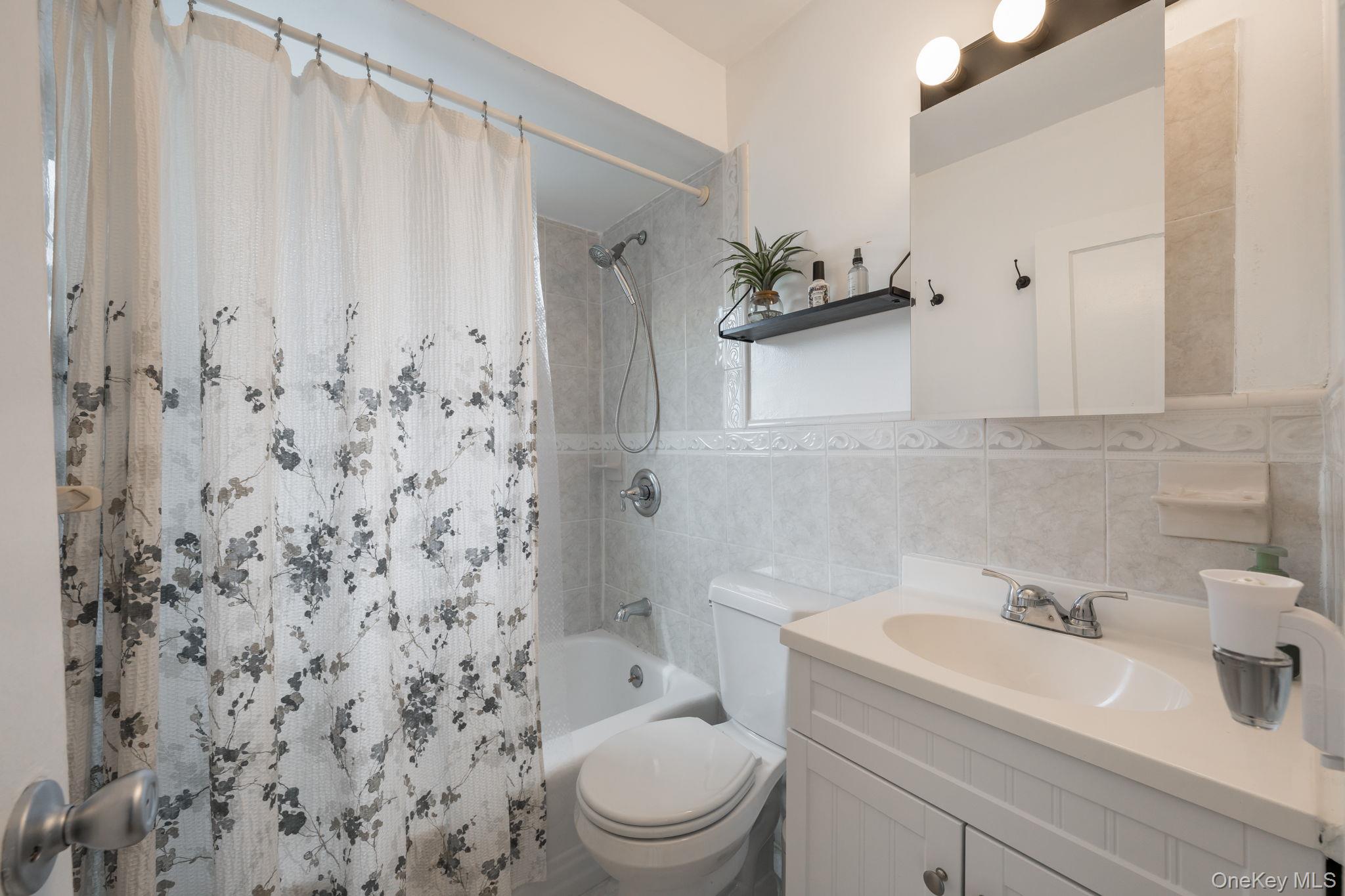 82 Nottingham Avenue Valley Stream, NY 11580 - Photo 25 of 30 Unit 2 Bathroom