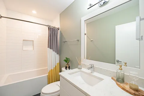 $625,000 | 2707 West Belmont Avenue, Unit 3E, Chicago, IL 60618
