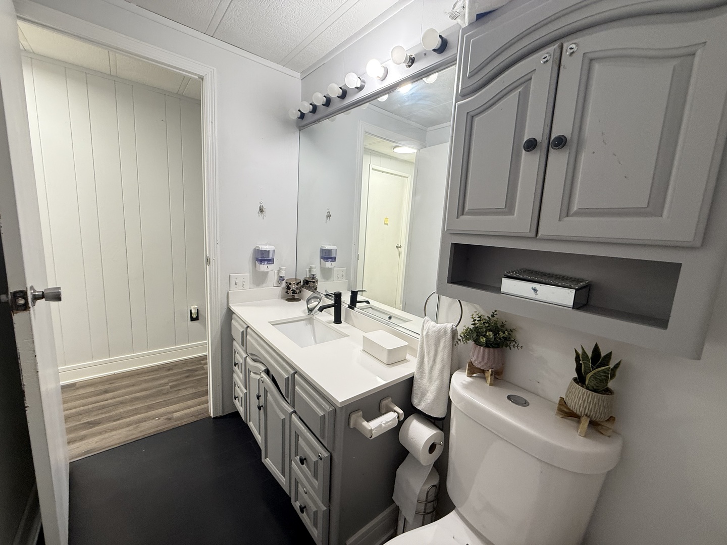 588 Hickory Glen Road Matteson, IL 60443 - Photo 23 of 50 a bathroom with a sink a toilet and shower