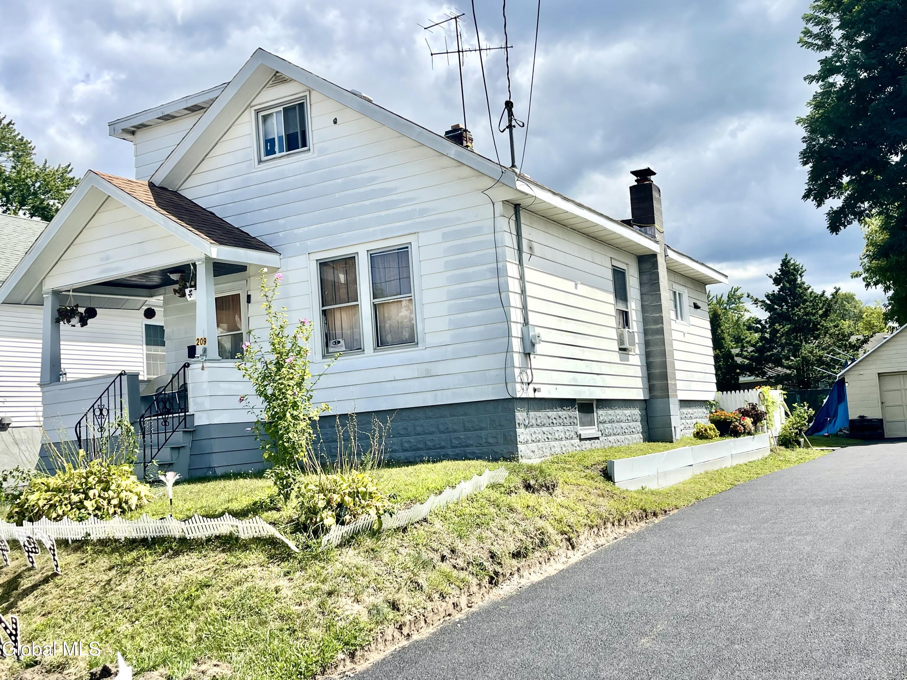 209 Edward Street Schenectady, NY 12304 - Photo 2 of 25 IMG_9559