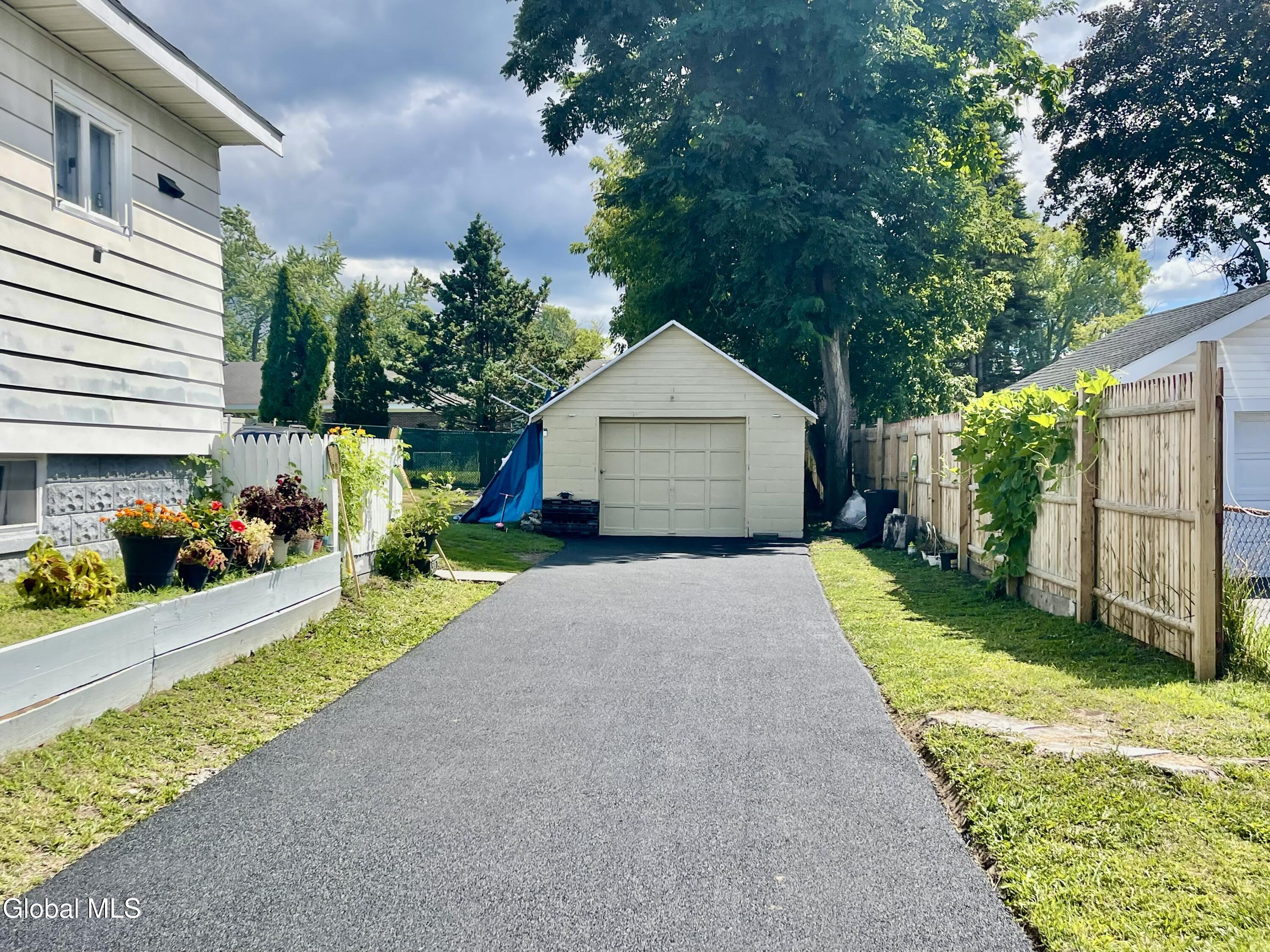 209 Edward Street Schenectady, NY 12304 - Photo 3 of 25 IMG_9561