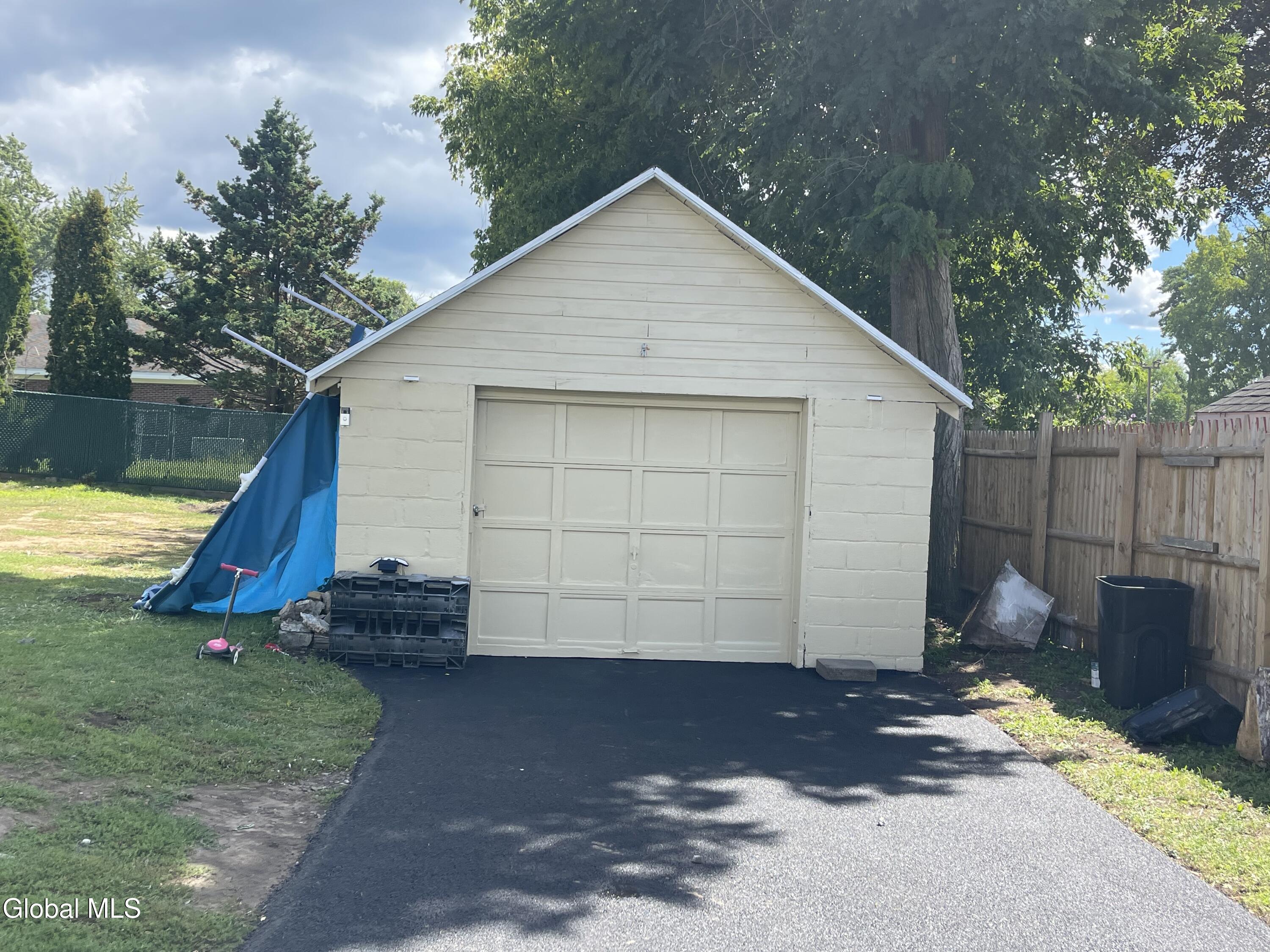 209 Edward Street Schenectady, NY 12304 - Photo 4 of 25 IMG_9562