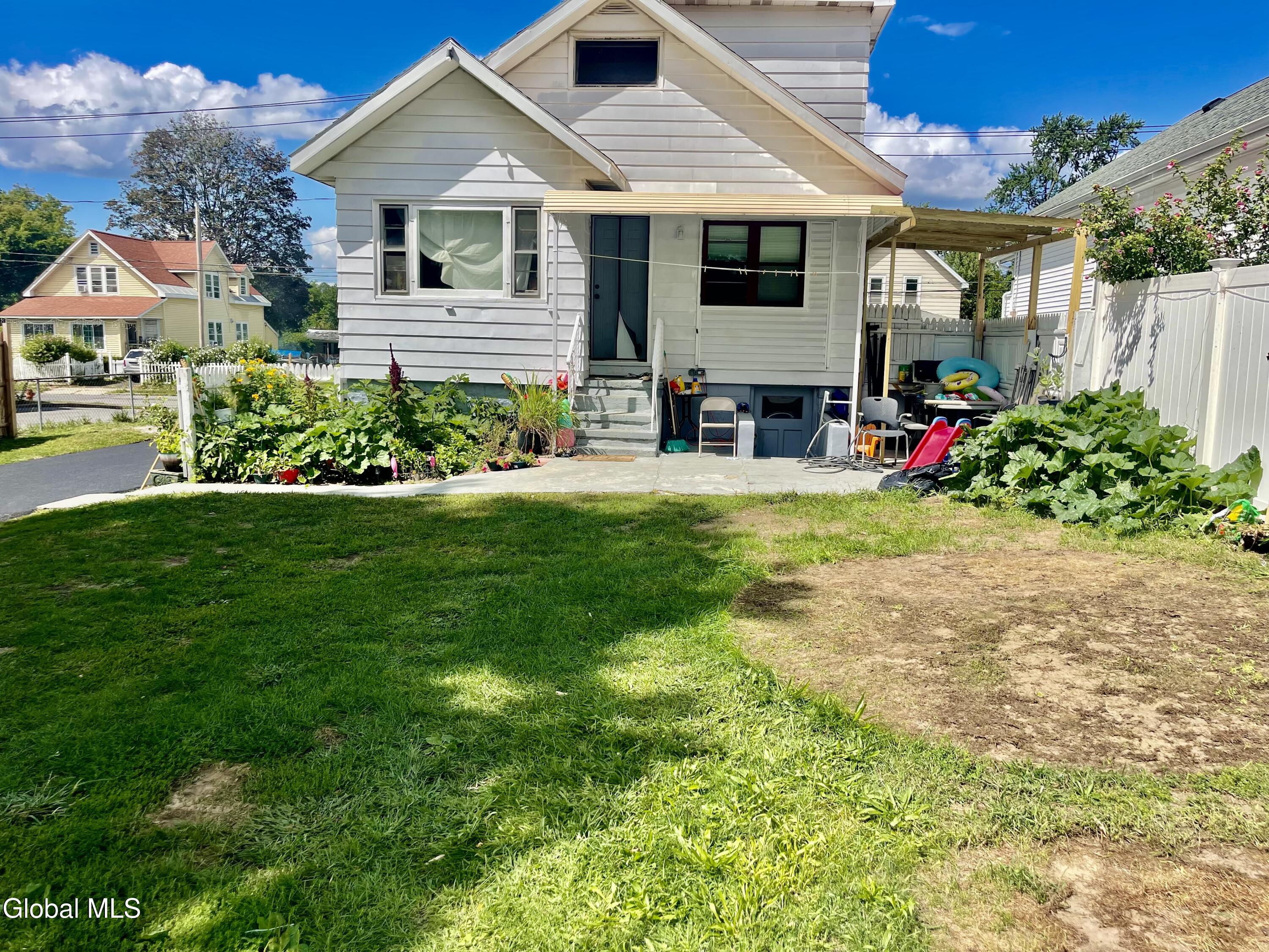 209 Edward Street Schenectady, NY 12304 - Photo 5 of 25 IMG_9566