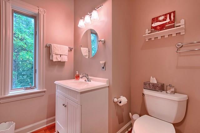 892 Cunningham Lane Baxter, TN 38544 - Photo 14 of 28 a bathroom with a toilet sink and mirror