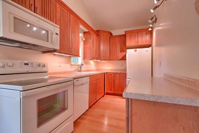 892 Cunningham Lane Baxter, TN 38544 - Photo 15 of 28 a kitchen with stainless steel appliances a refrigerator stove and sink