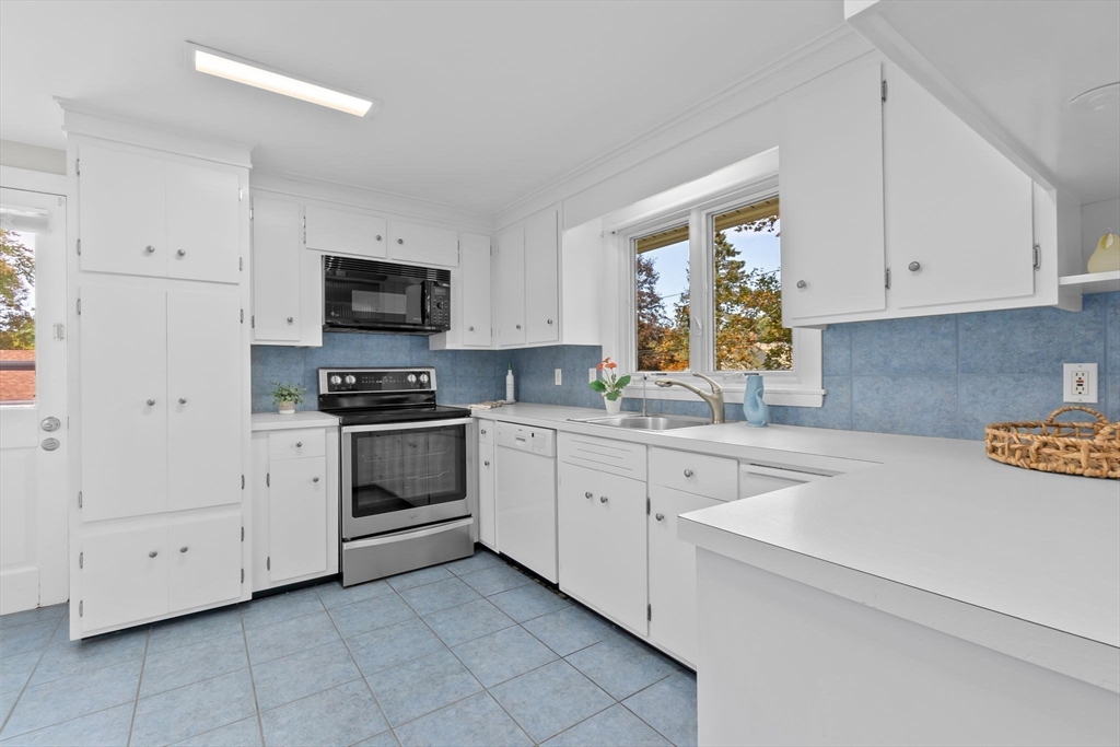 21 Michael Road Beverly, MA 01915 - Photo 8 of 36