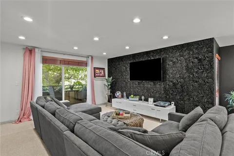 $628,000 | 6752 Hillpark Drive, Unit 202, Los Angeles, CA 90068