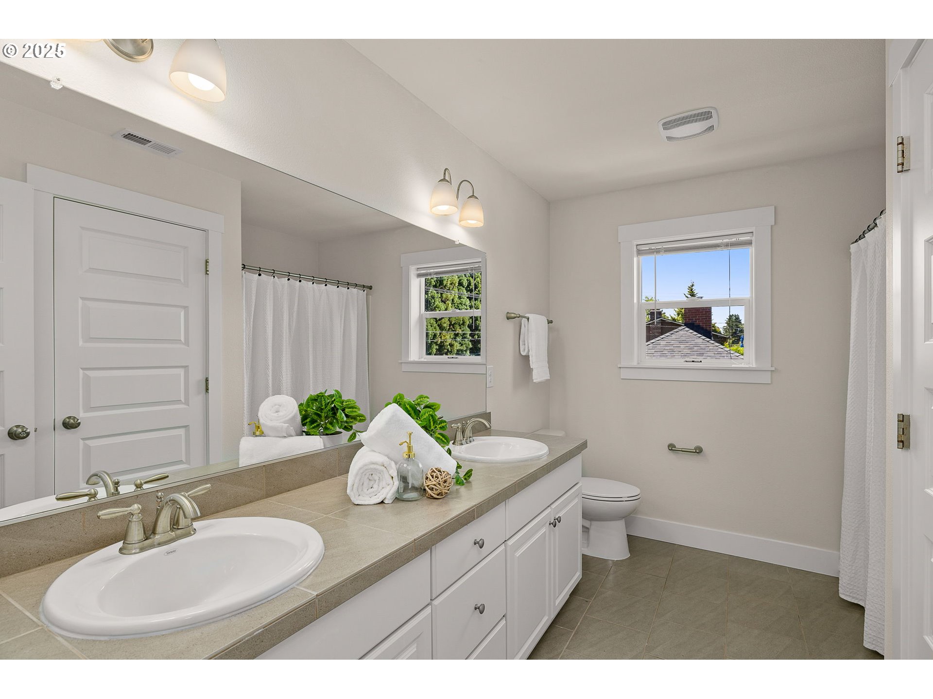 3242 Southwest Vermont Street Portland, OR 97219 - Photo 26 of 38 Bathroom