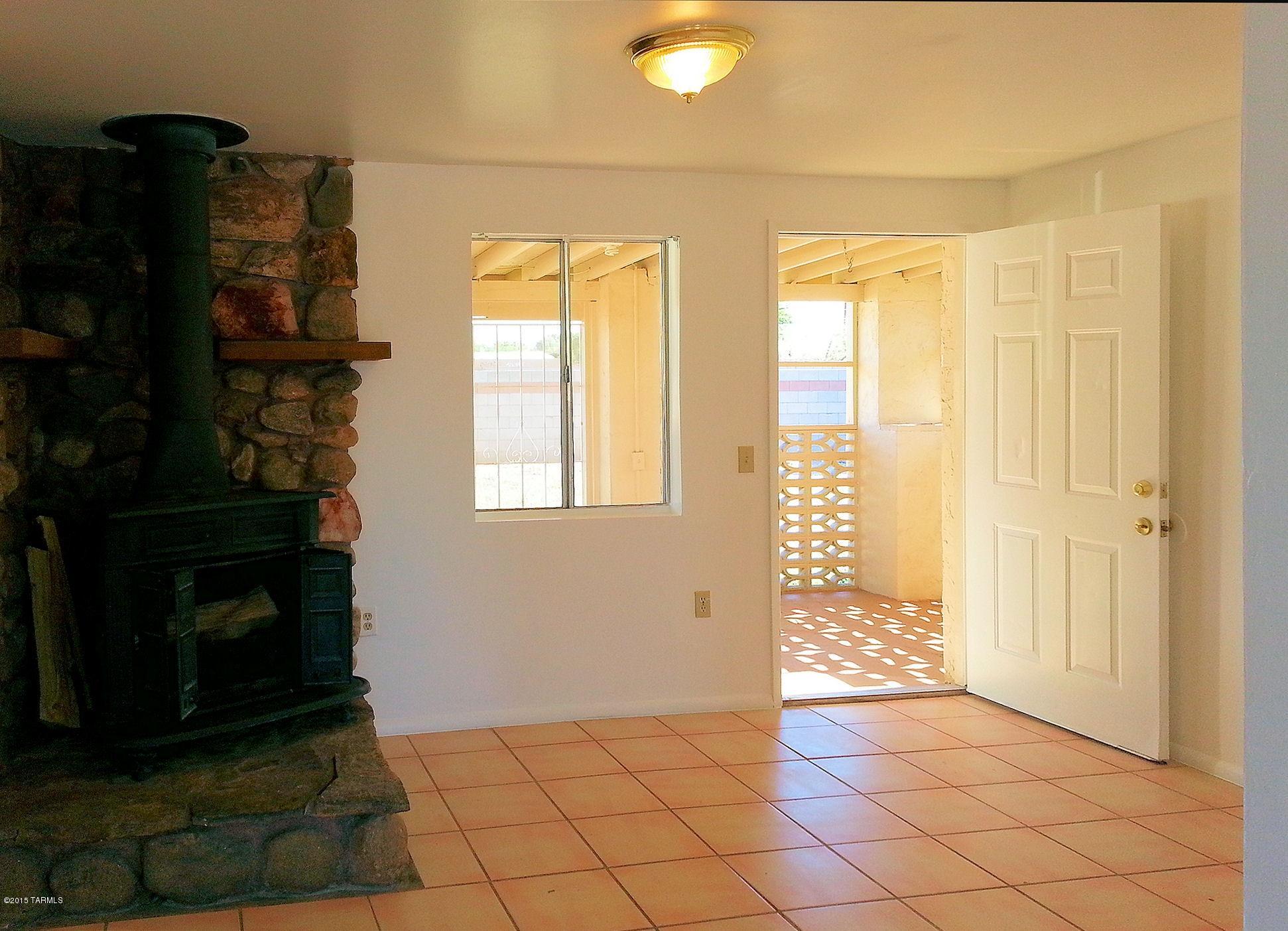 131 West Navajo Road Tucson, AZ 85705 - Photo 6 of 13 a view of an empty room and window