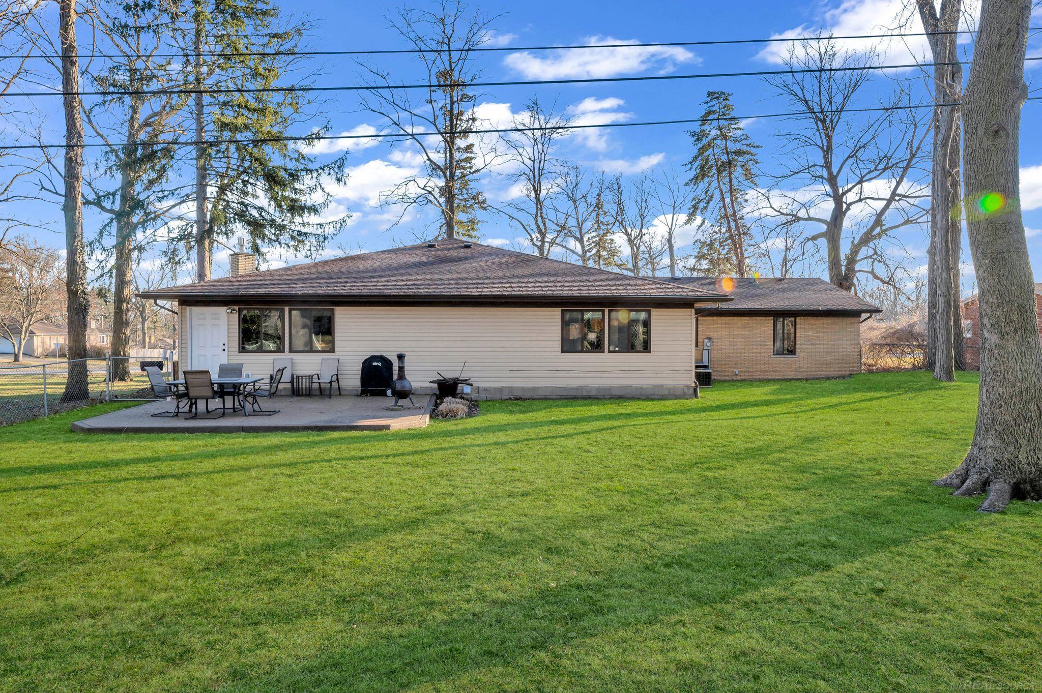 220 Stark Road Rochester, MI 48307 - Photo 5 of 51 50133571-e2a3e429-9c71-4387-9f7f-20f1b89bdce6.JPG