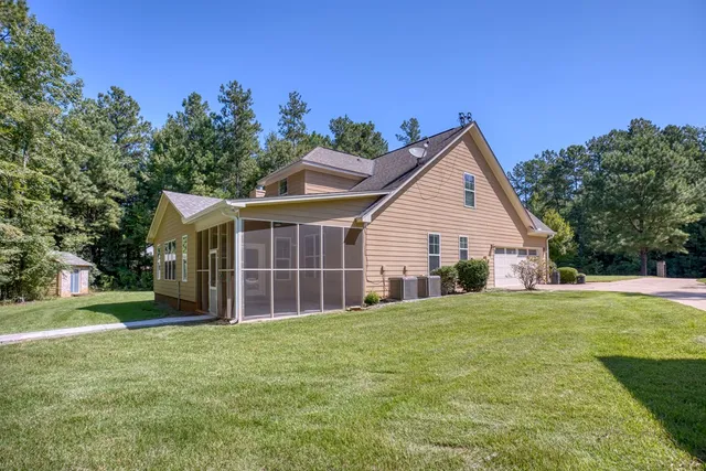 a view of a house with a yard