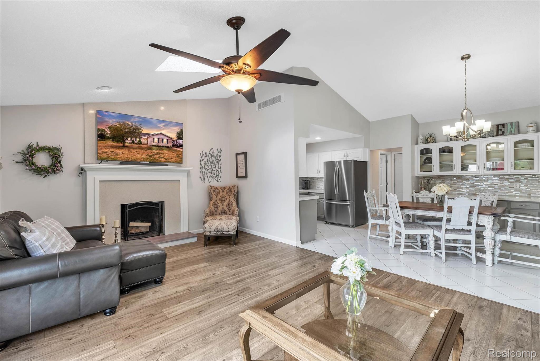4499 East Dunbar Road Monroe, MI 48161 - Photo 14 of 74 livingroom3.jpg