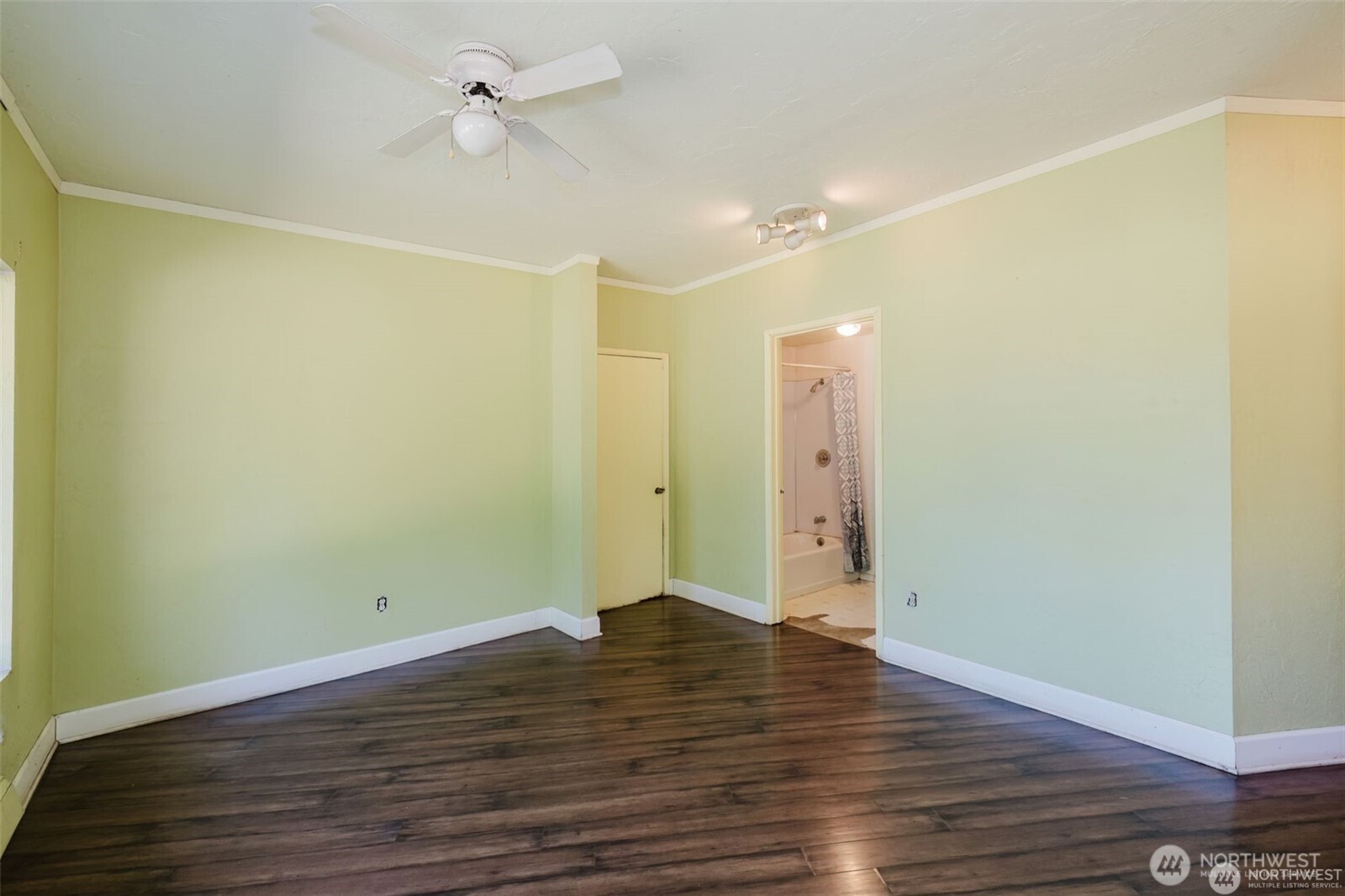 1783 West Shelton Matlock Road Shelton, WA 98584 - Photo 18 of 40 an empty room with wooden floor and a ceiling fan
