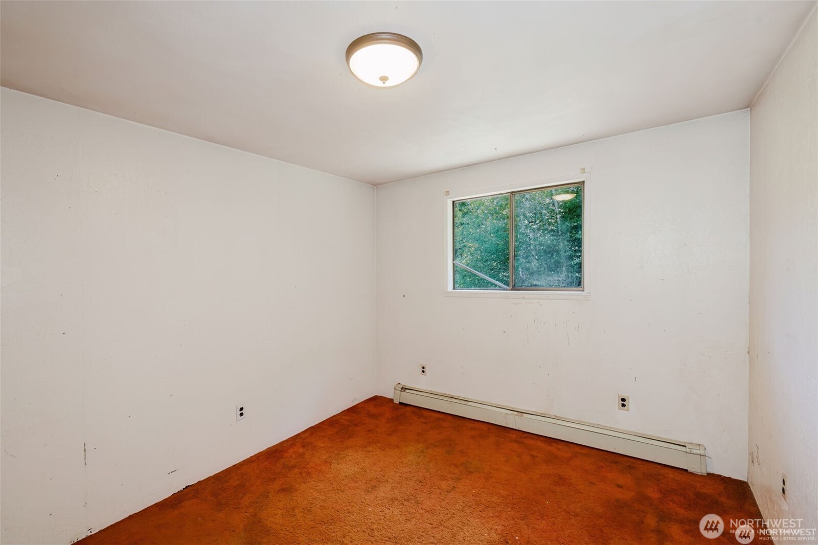 1783 West Shelton Matlock Road Shelton, WA 98584 - Photo 27 of 40 an empty room with a window