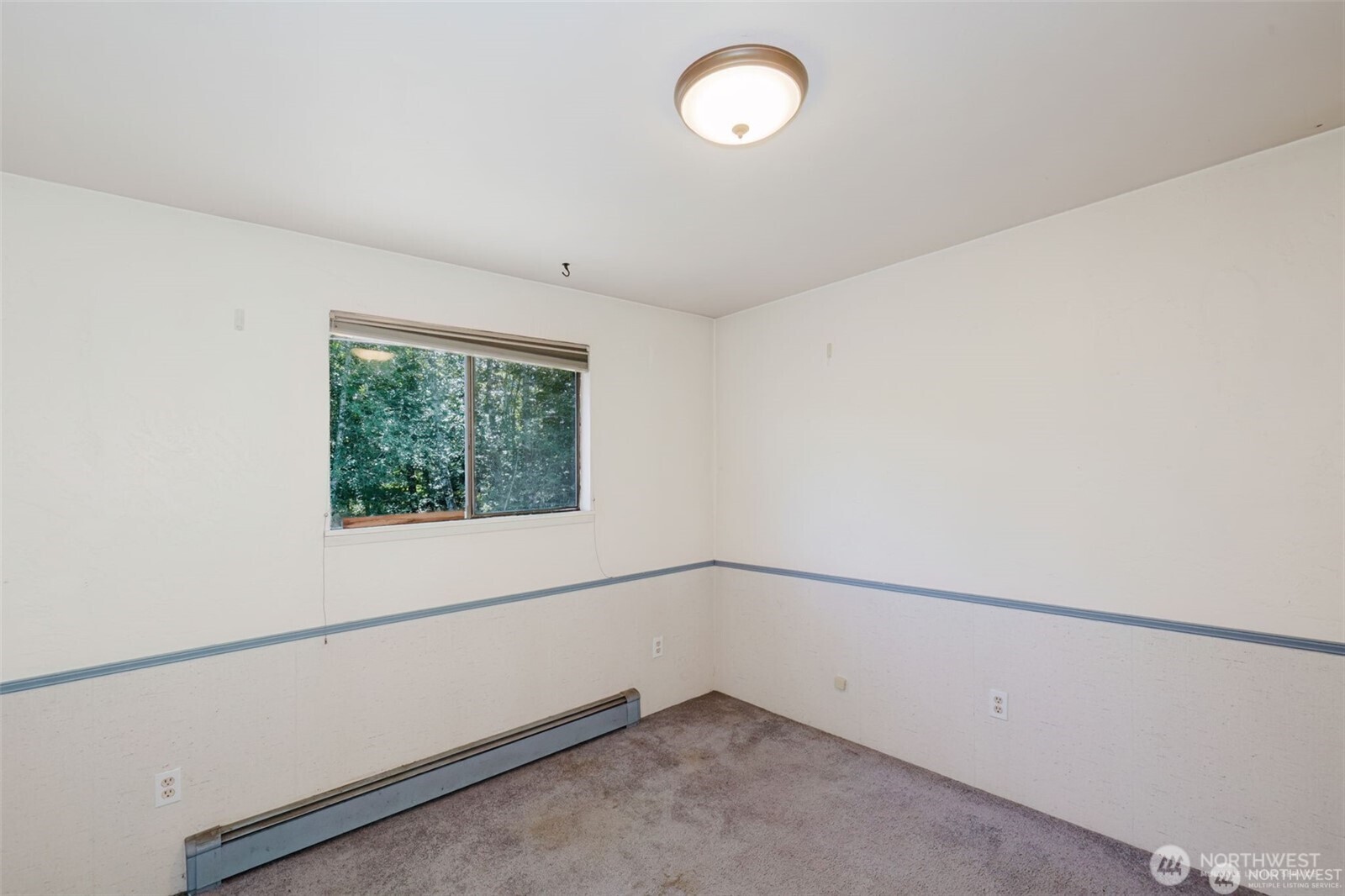 1783 West Shelton Matlock Road Shelton, WA 98584 - Photo 31 of 40 an empty room with a window