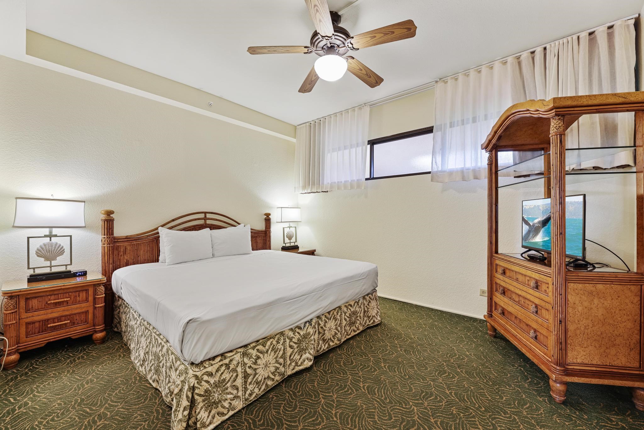 3445 Lower Honoapiilani Road, Unit 151 Lahaina, HI 96761 - Photo 18 of 42 a bedroom with a bed and window