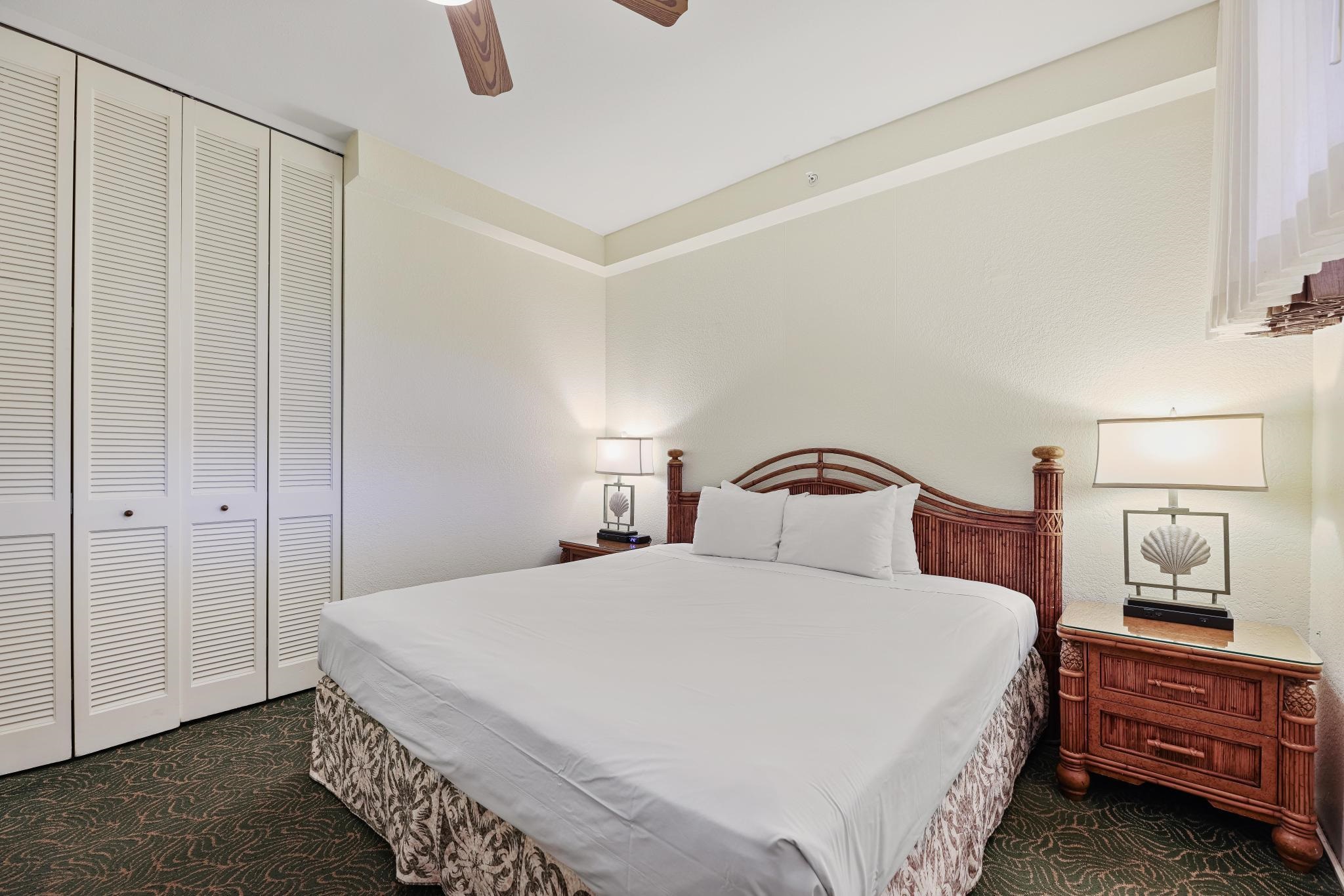 3445 Lower Honoapiilani Road, Unit 151 Lahaina, HI 96761 - Photo 19 of 42 a bedroom with a bed and a lamp